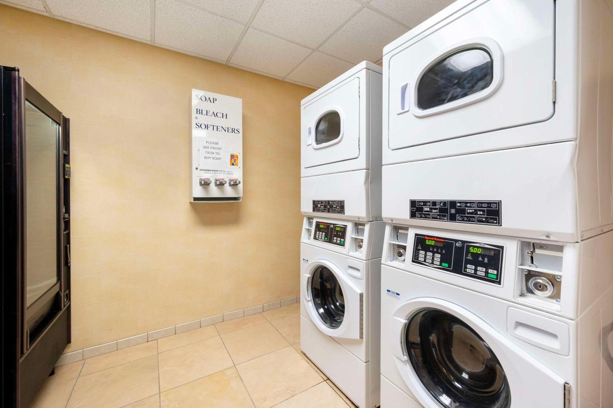 Comfort Inn & Suites Роулинс Экстерьер фото